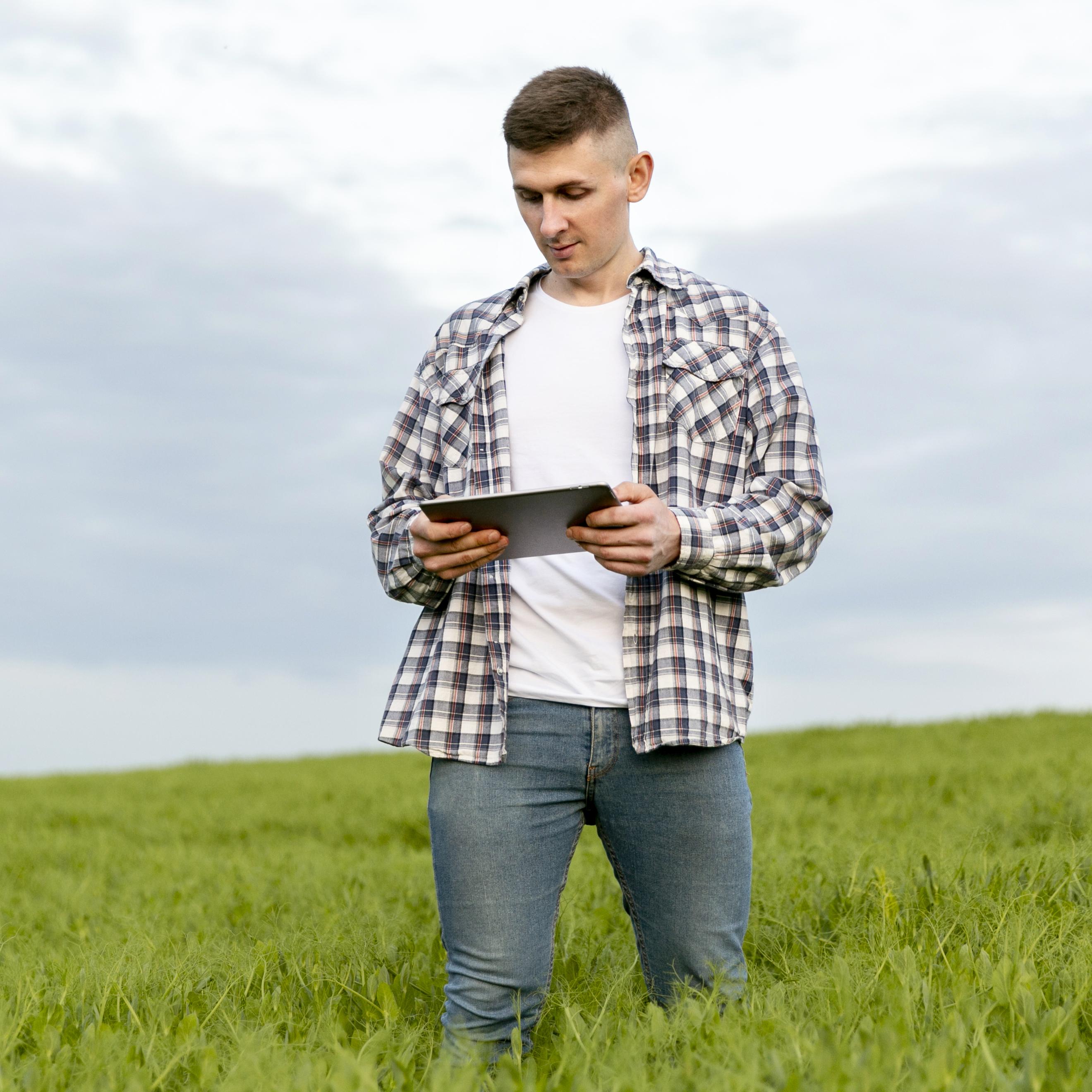 Pessoa no campo com celular